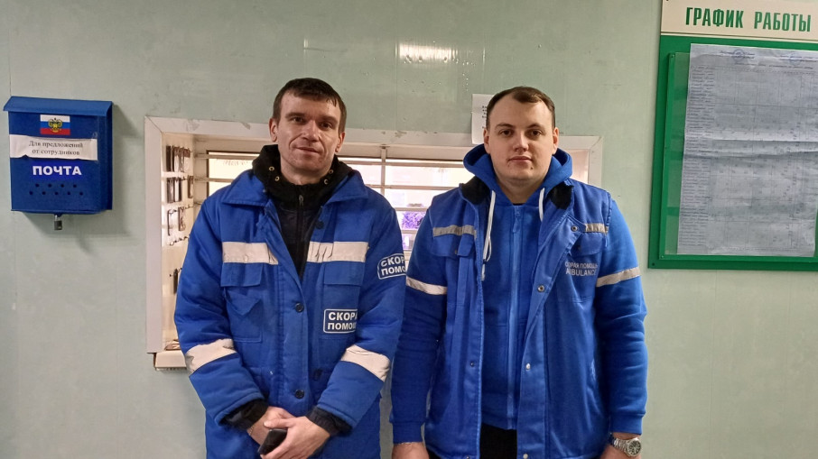 Врач Вадим Ищенко и водитель автомобиля СМП Николай Никифоров.